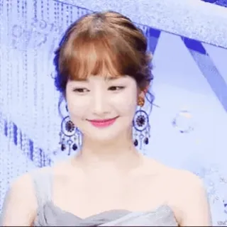 ☺️ ae13dc94 femme, portrait, beauté, boucles d'oreilles, robe, sourire telegram sticker