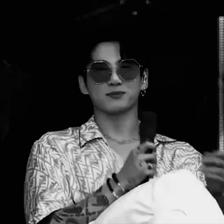 🪶 c90a8463 사람, 선글라스, 보석, 문신, 셔츠 telegram sticker