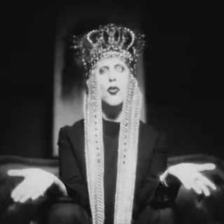 🌟 2420d188 seni, mahkota, hitam putih, orang, potret telegram sticker