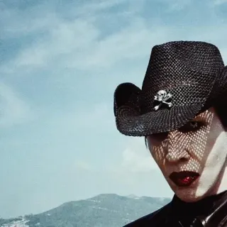 🌟 cf0bdbea Marilyn Manson musisi, tengkorak, topi, penyanyi, makeup telegram sticker