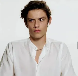 👀 ada89902 pria, kemeja putih, earbud, rantai, potret, remaja telegram sticker