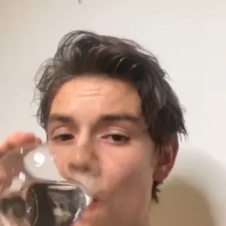 👁 e4695d5f orang, minum, air, potret, muda, pria telegram sticker