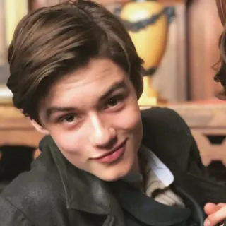 🤪 f0afecc1 orang, potret, pria muda, rambut coklat, senyum telegram sticker