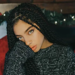 🥱 e4667f22 donna, ritratto, trecce, maglione, viso, persona telegram sticker