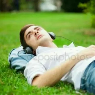 🎧 0634e3a4 mann, gras, kopfhörer, entspannen, draußen, musik hören telegram sticker