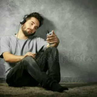 🎧 11c9c0c0 Mann, Kopfhörer, Musik hören, Handy, Casual, Sitzend, Porträt telegram sticker