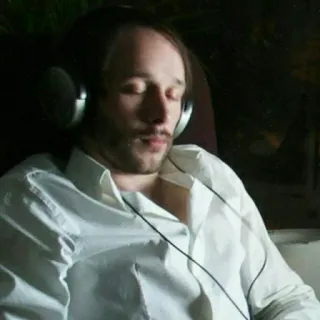 🎧 3b2487b1 kopfhörer, musik, hören, mann, entspannung, weißes hemd telegram sticker