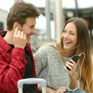 🎵 51ceabc7 Paar, Reisen, Musik, Kopfhörer, Smartphone, lächeln, Flughafen, Beziehung telegram sticker