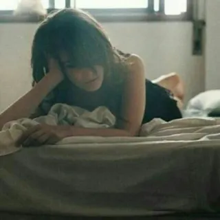 🤔 5ddc5a2a Frau, Bett, nachdenklich, traurig, melancholisch telegram sticker