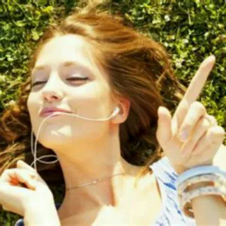 🎶 85a070e4 Frau, Musik, Kopfhörer, liegend, Gras, Sommer, Entspannung, Tagträumen telegram sticker