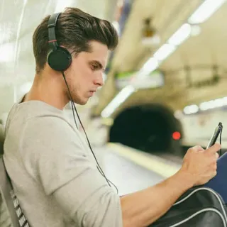 🎧 8a00c6f2 Mann, Kopfhörer, U-Bahn, Bahnhof, Technologie, Musik hören, Entspannung telegram sticker