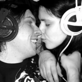 😘 b58c808d Kopfhörer, Paar, Musik, Kuss, Liebe, Zuneigung telegram sticker