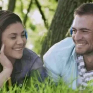 🎶 cab65c08 paar, kopfhörer, gras, lächelnd, im freien, junge erwachsene, freizeit, entspannung telegram sticker