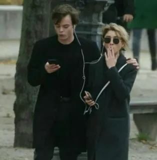 🎶 e9deb435 Paar, Rauchen, Kopfhörer, Straße, Herbst, Handy, Person telegram sticker