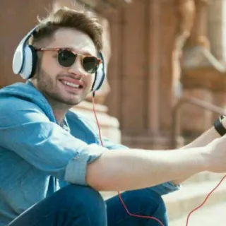 🎧 feb45cc3 mann, kopfhörer, musik, sonnenbrille, lässig, porträt, stil, selfie telegram sticker