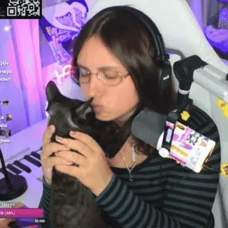 🌟 e8bbcb71 wanita, kucing, hewan peliharaan, kasih sayang, ciuman, cinta whatsapp sticker