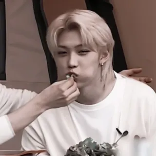 🍩 653f91d8 orang, makan, rambut pirang, makanan, idola whatsapp sticker