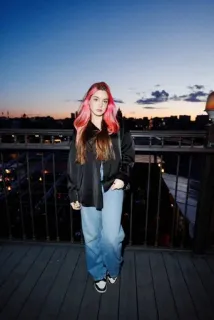 👄 173ac437 wanita, rambut pink, jeans, jaket hitam, pemandangan kota telegram sticker