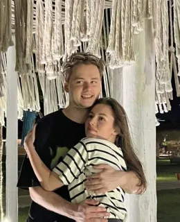 🙂 75823226 pasangan, pelukan, cinta, hubungan, kasih sayang, kandid, potret telegram sticker