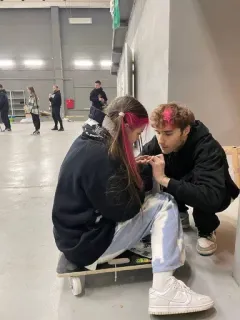 👅 cf12e304 orang, skateboard, dalam ruangan, teman, dewasa muda telegram sticker