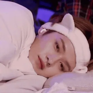 😐 a6bb2595 ง่วง, ผู้ชาย, เตียง, ภาพเหมือน, น่ารัก telegram sticker