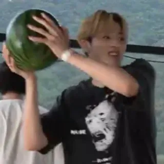 🤪 98c7fdd6 사람, 수박, 금발 머리, 티셔츠 telegram sticker