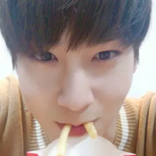 ☺️ e0c86e6f 사람, 먹는, 감자튀김, 간식, 음식, 인물사진 telegram sticker