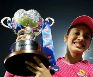 🥳 632bfd69 Champion campeão, troféu, atleta, esporte, cricket, mulher telegram sticker