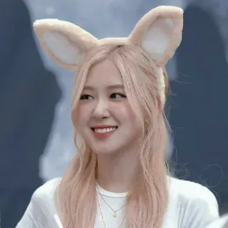 😚 3872e8cf 여자, 귀, 머리띠, 미소, 초상화, 목걸이 telegram sticker