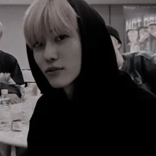 🤡 2f576192 人物, パーカー, 男性, ポートレート, 屋内 telegram sticker