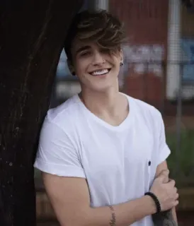 😂 2cf970ab homem, sorrindo, camiseta branca, retrato, casual, jovem adulto telegram sticker