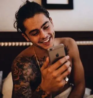 😅 3dea02d2 homem, tatuagem, sem camisa, selfie, covinhas, pessoa, retrato telegram sticker