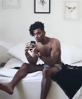 ☹️ ff3318ef homem, quarto, sem camisa, selfie, cama telegram sticker