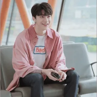 😹 c61580db bad мужчина, улыбающийся, повседневный, портрет, аэропорт telegram sticker