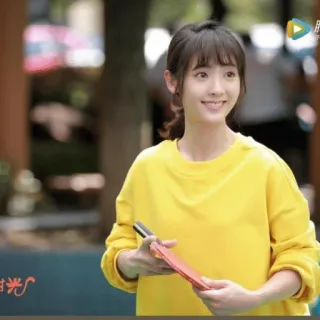 😺 df95a6fd улыбающаяся женщина, пинг-понг, желтый свитер, азиатка, портрет telegram sticker