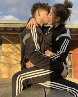 💋 7530d337 поцелуй, пара, любовь, романтика, adidas telegram sticker