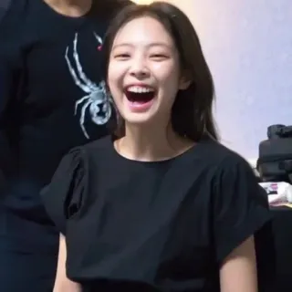 🤪 3e2cf8b6 Jennie femme, rire, sourire, t-shirt noir, araignée, drôle telegram sticker