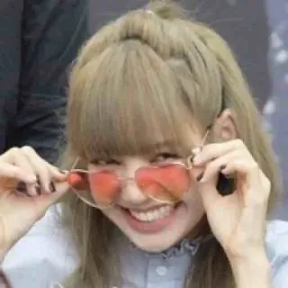 😆 a912e51a Lisa Lisa, Célébrité, Chanteuse, Lunettes de soleil, K-pop, Lunettes coeur telegram sticker