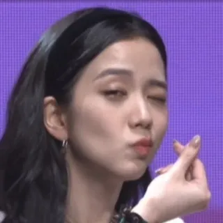 🌟 dfee70e9 femme, clin d'oeil, K-pop, coeur avec les doigts, sourire telegram sticker