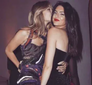 ❤️ d31ff334 поцелуй, женщины, дружба, нежность, девушки telegram sticker