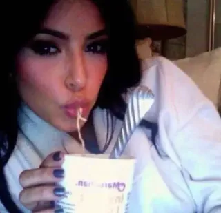 ☺️ 8a1701fe Kim Kardashian selebriti, potret, makanan, makan, mie telegram sticker