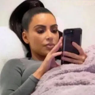 😶 fdd59818 Kim Kardashian selebriti, telepon, kim kardashian, berbaring, tokoh tv, wanita telegram sticker