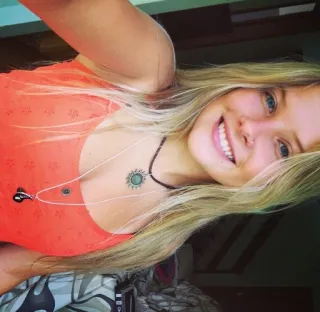 😄 cb637a92 woman, smiling, portrait, blonde hair, necklace telegram sticker