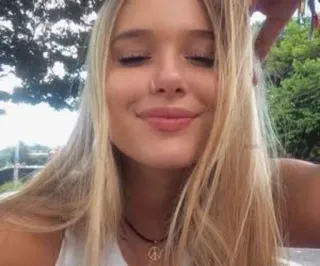 😊 cf5f1b17 woman, girl, blonde, portrait, necklace, peace sign telegram sticker