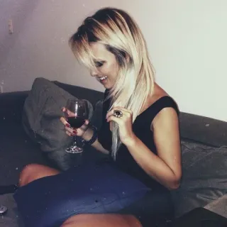 🍸 de7a6777 woman, wine, glass, sitting, couch telegram sticker