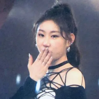 🤭 db6606f2 donna, kpop, trucco, cantante, sorriso, gesto della mano telegram sticker