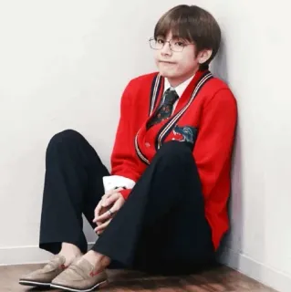 😶 24ba6b80 Kim Taehyung 金泰亨, V, 防弹少年团, K-POP, 歌手, 眼镜, 红色开衫 whatsapp sticker