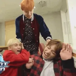 🔪 e2c85534 群体, 青年, 男孩, 友谊, 室内, 欢笑, 嬉闹 whatsapp sticker