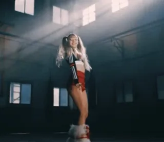 👀 16c5d766 ผู้หญิง, เต้นรำ, กางเกงขาสั้น, ในร่ม, ท่าโพส telegram sticker