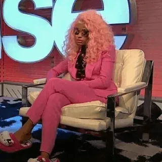 🥀 1351cbc2 Nicki Minaj nicki minaj, abito rosa, celebrità, donna, seduta, sedia whatsapp sticker